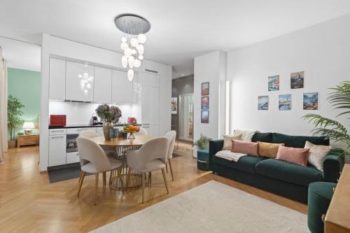 a living room with a green couch and a table at Btqcentralacfreeparkingterrace in Zürich