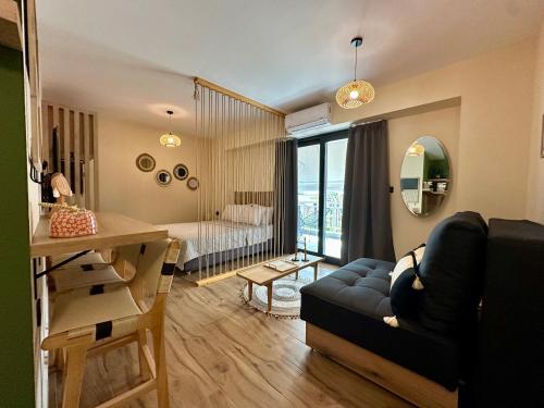 アスプロヴァルタにあるZeleno Luxury Apartmentsのソファのあるリビングルームと寝室