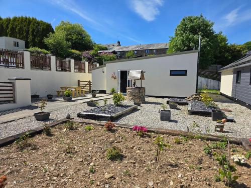un jardín con algunas plantas en un patio en Acklington 2 bedroom property, en Menheniot