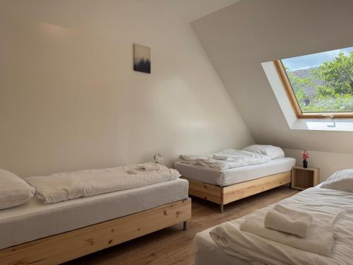 ein Zimmer mit zwei Betten und einem Fenster in der Unterkunft T&K Apartments - DUISBURG - AREAL GOETHE 4 Zimmer Maisonetten mit Privatparkplätzen in Duisburg