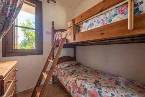 sypialnia z dwoma łóżkami piętrowymi i oknem w obiekcie Casa Nicoletta w mieście Villasimius