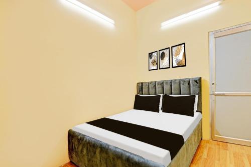 a bedroom with a bed in a room at Hotel O Moontara in Faridabad