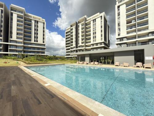Kolam renang di atau dekat dengan Sky Sensation Two Rooms Apartment