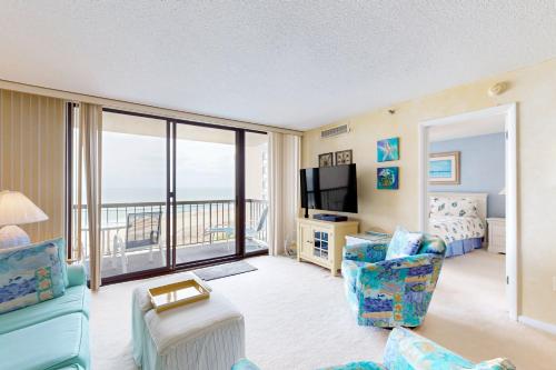 Una sala de estar con vista al mar. en Sea Colony --- 703 Farragut House Rd, en Bethany Beach