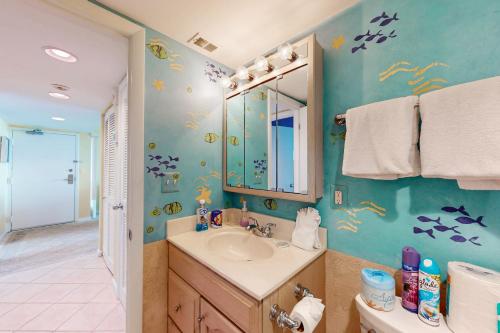 un baño con lavabo y espejo en Sea Colony --- 703 Farragut House Rd, en Bethany Beach