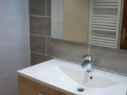 une salle de bain avec un lavabo blanc et un miroir dans l'établissement Appartement 2 pièces 4 personnes 3* exposé Sud-Est au centre de Valloire, proche des remontées mécaniques - FR-1-263-83, à Valloire