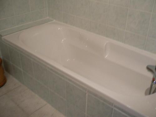 La salle de bains est pourvue d'une baignoire blanche et de carrelage vert. dans l'établissement Triplex 5 pièces, 10 pers, Nord-Est, à 1,6km du centre de Valloire, 3* Gîtes de France - FR-1-263-187, à Valloire