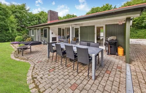 Jardín al aire libre en Cozy Home In Spøttrup With Wifi