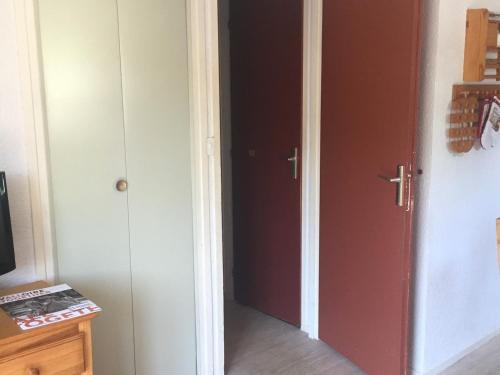 une chambre avec deux portes et une chambre avec dans l'établissement Charmant 2 pièces pour 4 personnes avec balcon, centre de Valloire, proche des pistes et commerces - FR-1-263-46, à Valloire