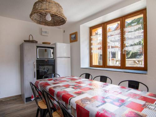 une cuisine avec une table avec des chaises et un réfrigérateur dans l'établissement Appartement 3 pièces pour 6/8 personnes, centre Valloire, proche téléphérique et commerces - FR-1-263-82, à Valloire