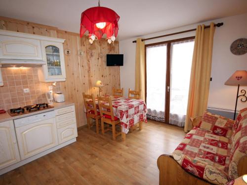 Il comprend une cuisine et un salon avec une table, une cuisine et une salle à manger. dans l'établissement Duplex cosy 4 pers. à Valloire, proche télécabine et loisirs, avec jardin et parking privé - FR-1-263-206, à Valloire