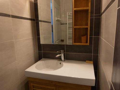 une salle de bain avec un lavabo et un miroir dans l'établissement Appartement 3 pièces pour 6/8 personnes, centre Valloire, proche téléphérique et commerces - FR-1-263-82, à Valloire