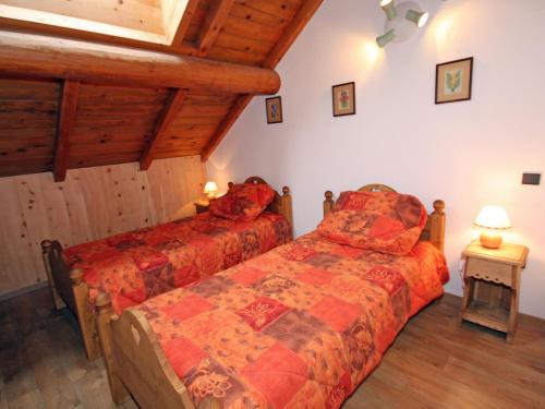 - 2 lits dans une chambre dotée de plafonds en bois dans l'établissement Duplex cosy 4 pers. à Valloire, proche télécabine et loisirs, avec jardin et parking privé - FR-1-263-206, à Valloire