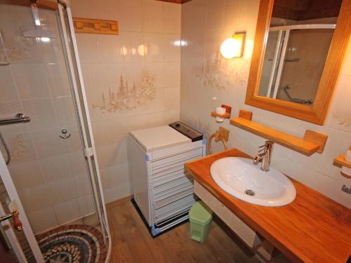 une salle de bain avec un lavabo et une douche dans l'établissement Duplex cosy 4 pers. à Valloire, proche télécabine et loisirs, avec jardin et parking privé - FR-1-263-206, à Valloire