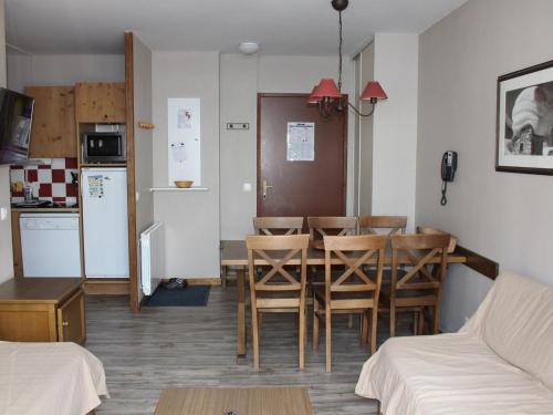 une cuisine et une salle à manger avec une table et des chaises dans l'établissement Appartement 6 pers avec balcon et animaux acceptés - FR-1-263-260, à Valloire