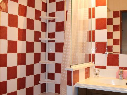 une salle de bain avec un lavabo et un miroir dans l'établissement Appartement 6 pers avec balcon et animaux acceptés - FR-1-263-260, à Valloire