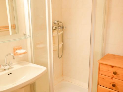 une salle de bain avec douche et lavabo dans l'établissement Charmant 2P cabine + mezzanine, 6 pers, exposé Ouest à Valloire, près du centre et des commodités - FR-1-263-185, à Valloire