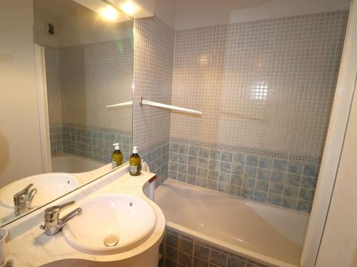 une salle de bain avec un lavabo, des toilettes et une baignoire dans l'établissement Appartement 3 pièces : Parking privé, Lave-linge, Terrasse ensoleillée et Climatisation - FR-1-307-67, au Grau-du-Roi