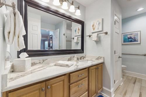 Ένα μπάνιο στο Ground floor condo with private patio, full kitchen, beach access and pool