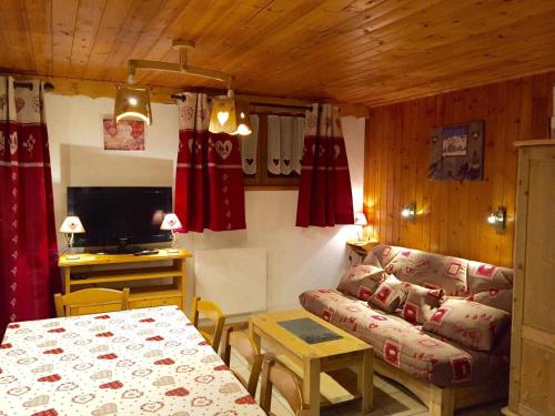 un salon avec un canapé et une table dans l'établissement Charmant 3 pièces, 6 personnes, Sud, près télésiège, WiFi, animaux OK, parking, Valloire - FR-1-263-391, à Valloire