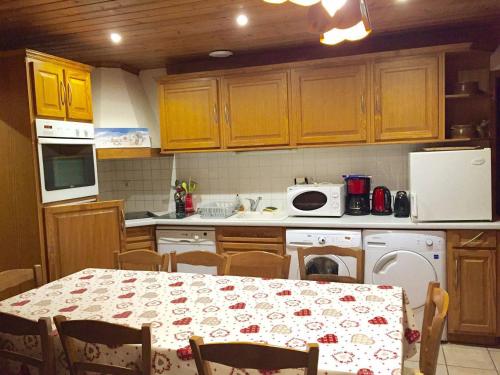 - une cuisine avec une table et une nappe dans l'établissement Charmant 3 pièces, 6 personnes, Sud, près télésiège, WiFi, animaux OK, parking, Valloire - FR-1-263-391, à Valloire