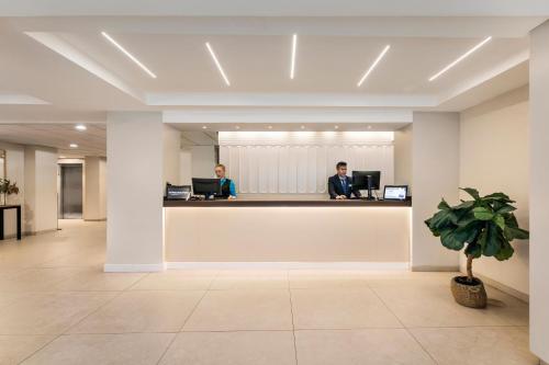 Ο χώρος του λόμπι ή της ρεσεψιόν στο Hotel Best Auto Hogar