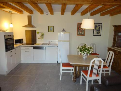 Kuchyň nebo kuchyňský kout v ubytování Gîte familial près de Chinon avec cour fermée, terrasse et équipements bébé - FR-1-381-370