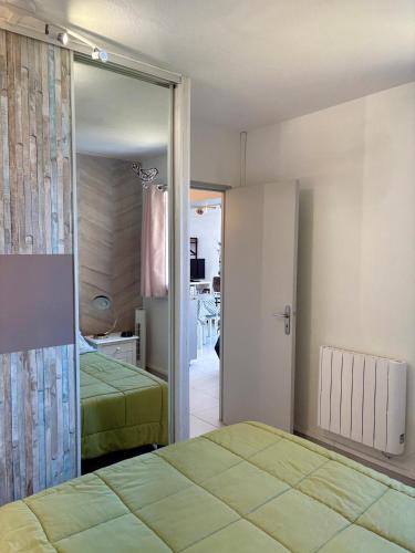 une chambre avec deux lits et un miroir dans l'établissement Superbe T2 face mer 4EST402, au Barcarès