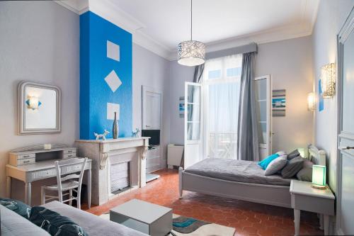 1 dormitorio con 1 cama y escritorio en una habitación en B&B Le Logis Du Mas, en Sète