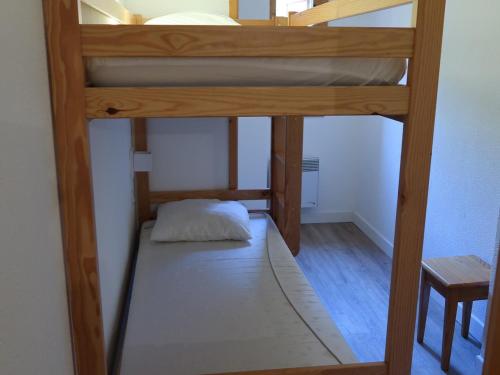- un lit superposé avec un oreiller sur la couchette inférieure dans l'établissement Appartement familial 3 pièces pour 8 personnes, terrasse et parking, centre de Valloire - FR-1-263-455, à Valloire