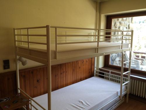 deux lits superposés dans une chambre avec fenêtre dans l'établissement Charmant 2 Pièces pour 5 Personnes, Exposé Sud-Est, au Centre de Valloire, à 400m des Commerces et Loisirs - FR-1-263-456, à Valloire