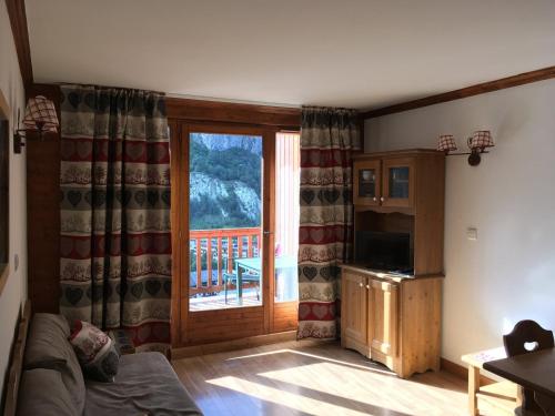 d'un salon avec une porte coulissante en verre s'ouvrant sur un balcon. dans l'établissement Charmant 2 Pièces 4 Pers Exposé Sud avec Balcon et Parking Privé à Valloire - FR-1-263-454, à Valloire