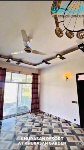 pokój z wentylatorem sufitowym i łóżkiem w obiekcie Khurasan resort w mieście Goth Dosū