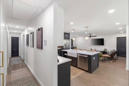 TV a/nebo společenská místnost v ubytování Luxury Oasis 5B 2B Jacuzzi Pet Friendly