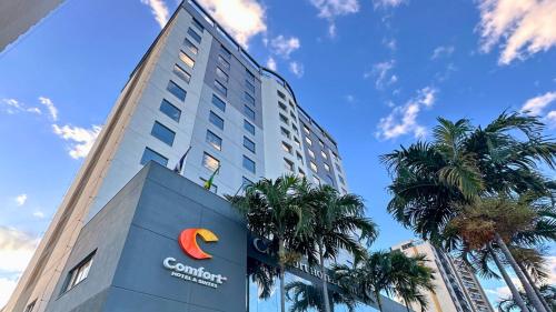 a building with a cisco sign in front of it at Comfort Hotel & Suítes Rondonópolis in Rondonópolis