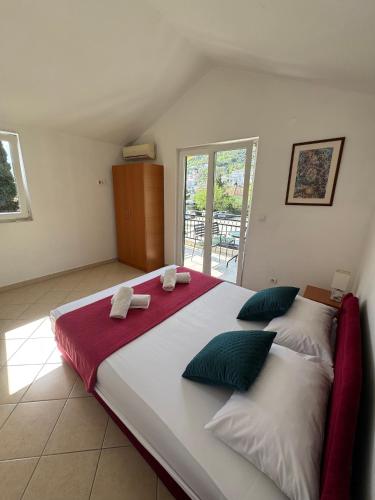 Una cama o camas en una habitación de Apartments TM