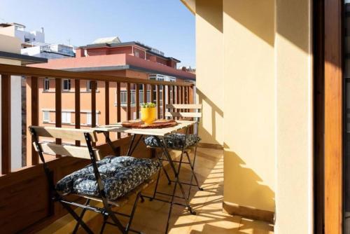 a balcony with a table and chairs on a balcony at Charming place near the beach Casa Checha in Candelaria