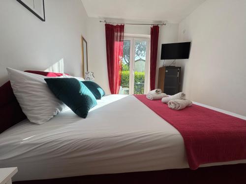 Una cama o camas en una habitación de Apartments TM