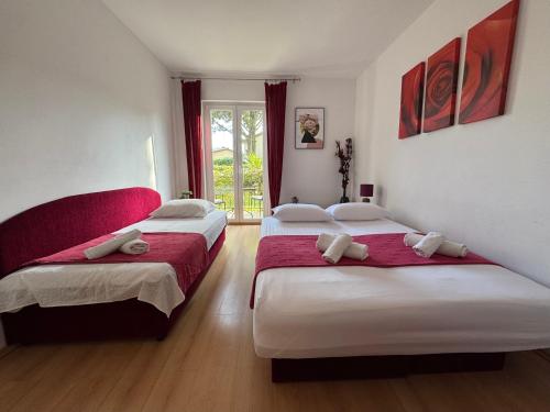 Una cama o camas en una habitación de Apartments TM