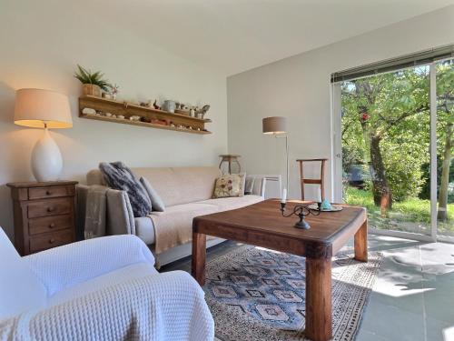 un salon avec un canapé et une table basse dans l'établissement Le Mazet du Ron des Perles, à Valleraugue