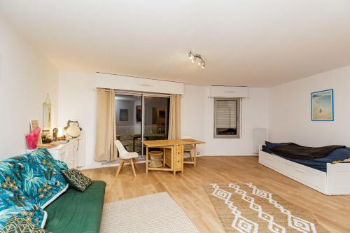 - un salon avec un lit et un bureau dans l'établissement Apartment near Buttes Chaumont, à Paris