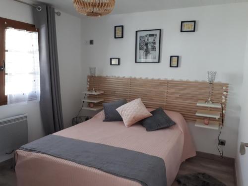 a bedroom with a large bed with pillows on it at Lana Cottage 3 Etoiles Jardin in Montjean