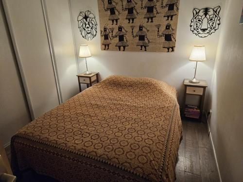 - une petite chambre avec un lit et deux lampes dans l'établissement 3 pièces à 50 m de la plage, à Fréjus