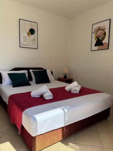 Una cama o camas en una habitación de Apartments TM