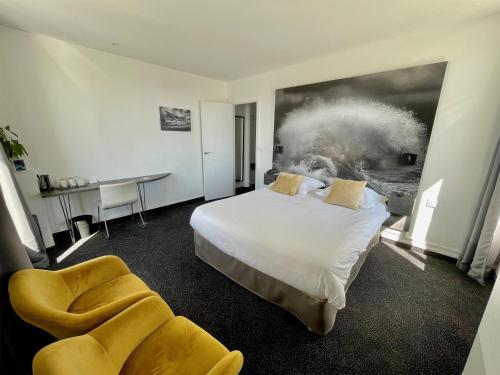 a hotel room with a bed and a desk at Best Western ARThotel in Le Havre