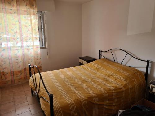 une chambre avec un lit dans une pièce avec une fenêtre dans l'établissement Appartement Saint Cyprien plage réservable du samedi au samedi les mois de Juillet et Aout, à Saint Cyprien Plage