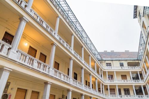 Foto Redesigned Studio Loft in Historic Building 6
