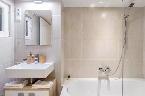 Foto Redesigned Studio Loft in Historic Building 3