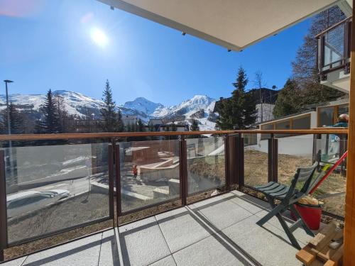 un balcon avec vue sur les montagnes dans l'établissement Hostdomus - Good Vibes Apartment, à Sestrières