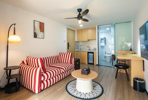a living room with a couch and a table at Amanda Hotel堆谷里酒店 in Phnom Penh